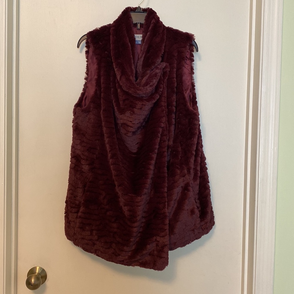 Beautiful Jolt Faux Fur cowl neck vest with pockets. Size L. Wine colored